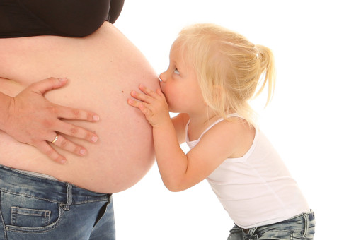 Zwangerschapsfotografie-kusje-van-zus-woerden