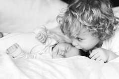Newbornfotografie-making-memories-big-brother-liefde-Paula-Bouman-fotografie