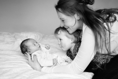 Soof en Saar newbornfotografie mama en dochter liefde babyfotografie 2 weekjes oud