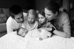 newbornfotografie woerden familie gezinsfotografie baby en zusjes