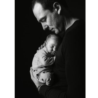 newbornfotografie vader en dochter papa making memories