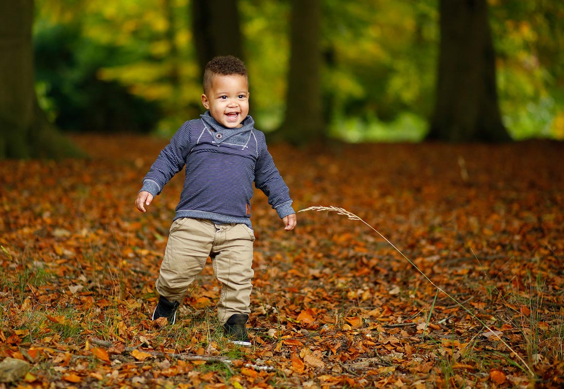 Ga je mee verdwalen kinderfotografie spontaan herfst Paula Bouman Fotografie Woerden