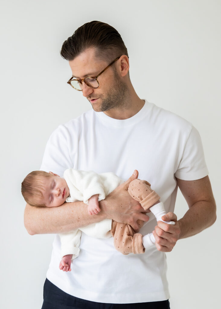 Papa alleen op de foto met de baby.