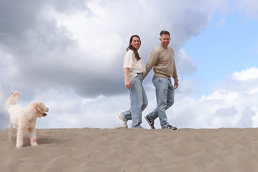 Papa en mama met de hond op de foto. Kinderen vinden het fijn!
