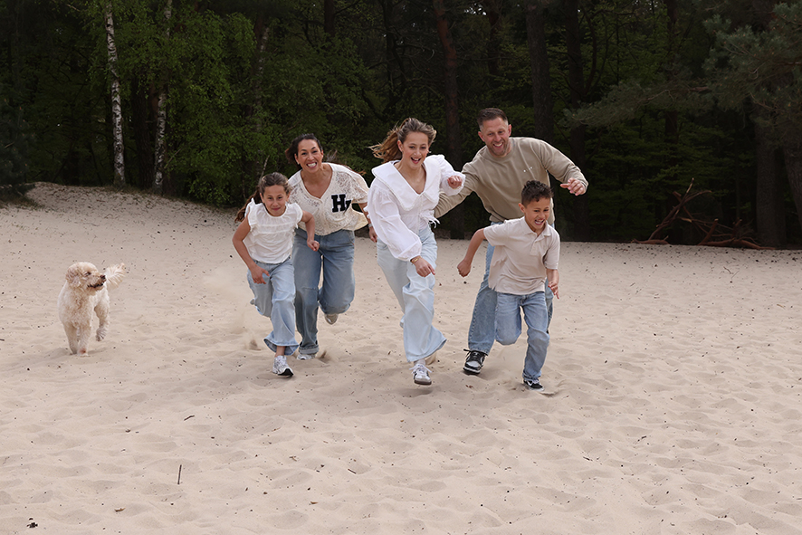 Plezier hebben tijdens een gezinsfotoshoot in de Soesterduinen